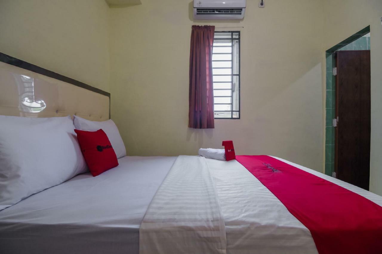 RedDoorz near Politeknik Negeri Medan Hotel Buitenkant foto